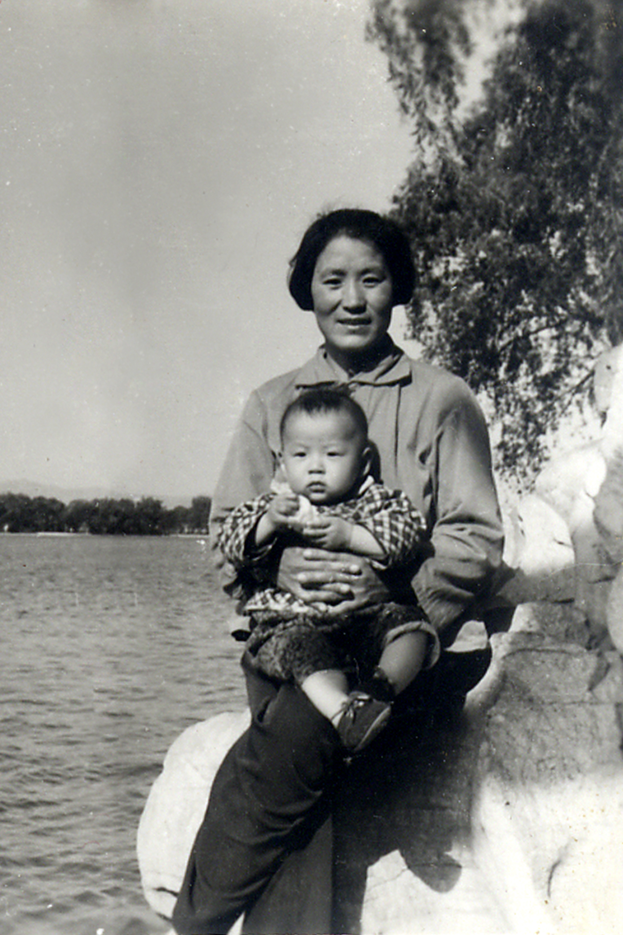 42年前王克凤抱着儿子丁志冈在大明湖畔丁恩昌摄影
