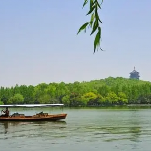 西湖是古代文人墨客的聚集地，那么最早的西湖又叫什么？